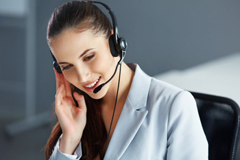 اپراتور خانم به مشتری بیمه‌های عمر و بازنشستگی مشاوره رایگان می‌دهد.