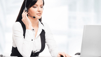 مشاور در حال توضیح طرح بیمه‌ای پنج ساله شوکا بیمه البرز می‌باشد