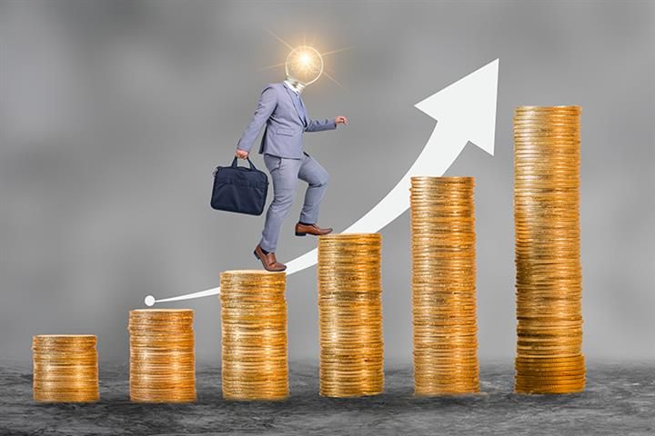 مرد در حال پیمودن ترقی پله های ثروت و موفقیت با تهیه طرح بیمه بازنشستگی کارآفرین