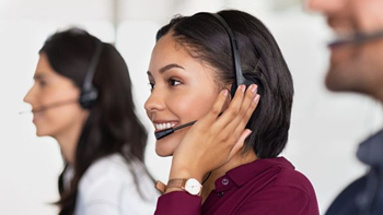 مشاور بیمه ازما در حال ارائه توضیحات بیمه مدیر ساختمان از طریق تماس تلفنی